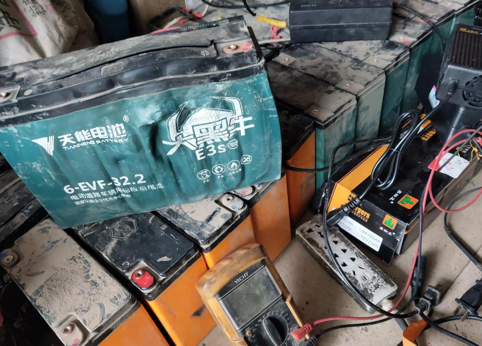 电瓶加了修复液充电鼓包怎么回事,电车电池胀了鼓包了还能充电吗