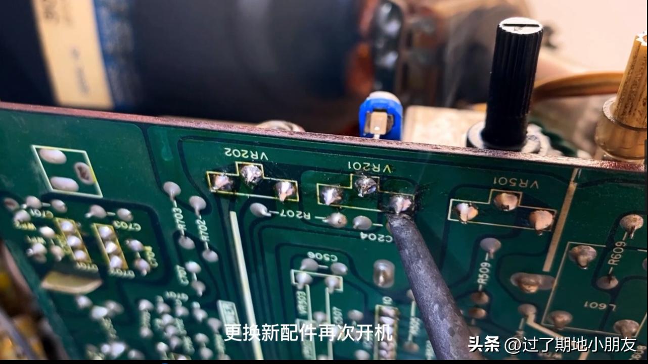 家庭的第一台电视机,家里买了第一台电视机图片