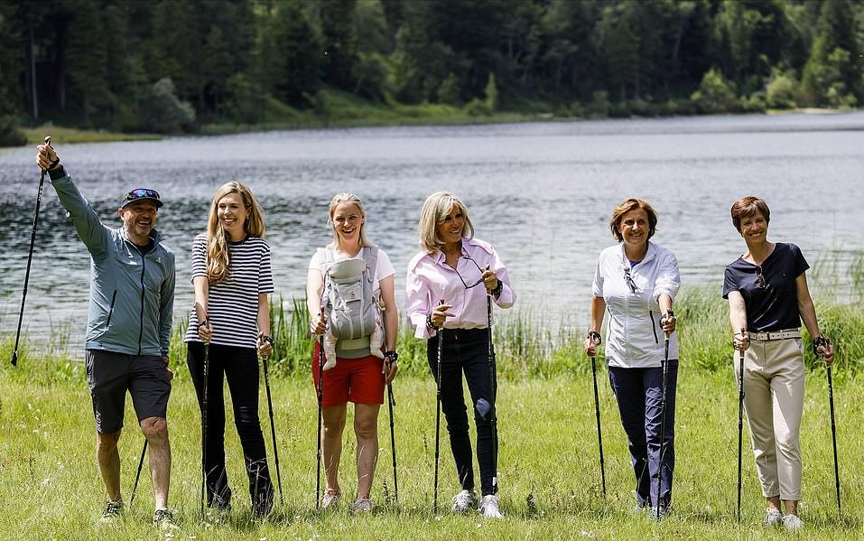 G7峰会冯德莱恩成时尚黑马!穿粉色西装亮相太美,不输第一夫人们