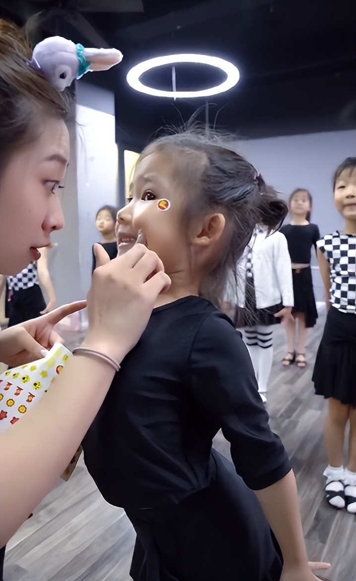 拉丁舞最火的老师教学直播间,最火拉丁舞老师教跳拉丁舞