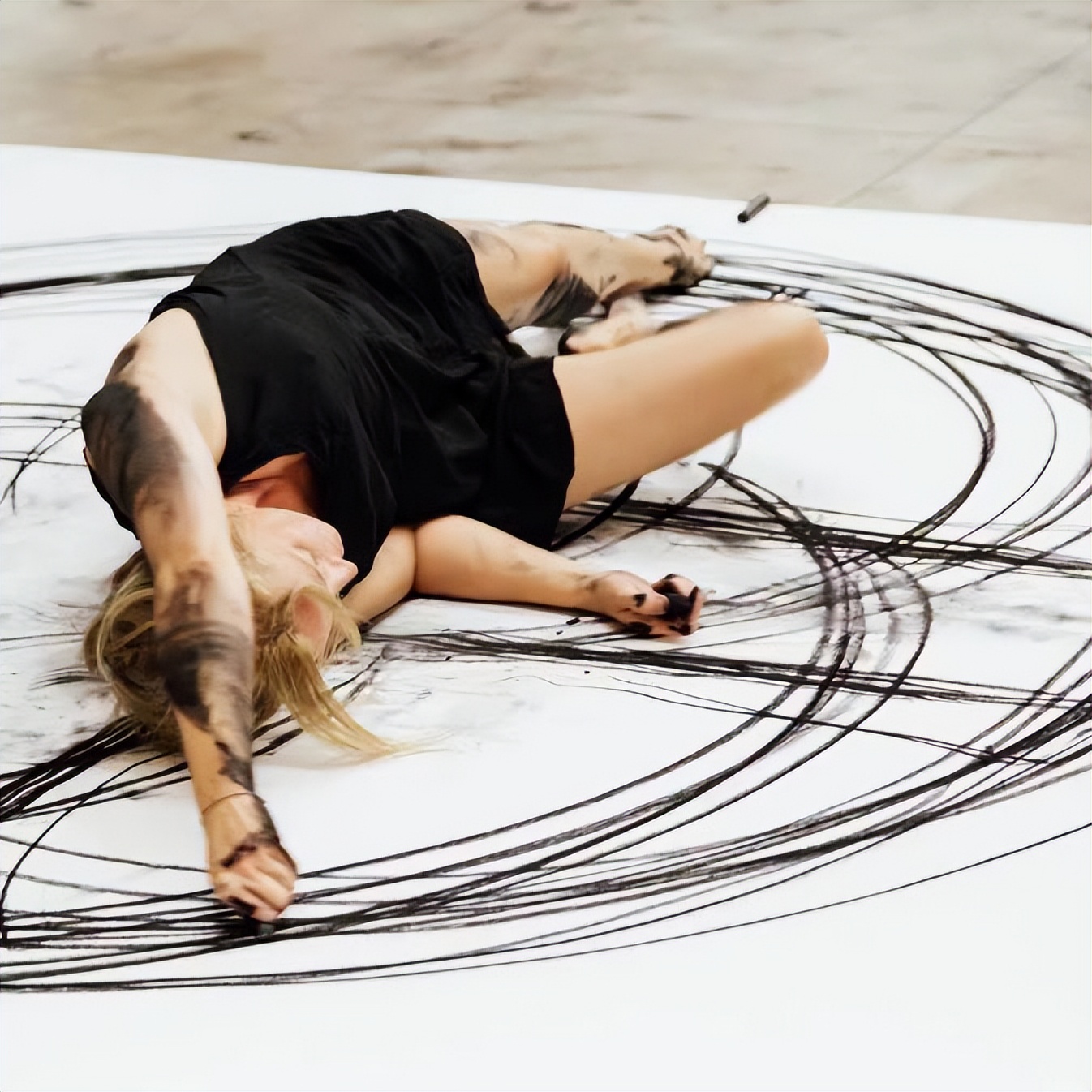 屁屁竟然也可以用来画画，网友：画面太美我不敢看