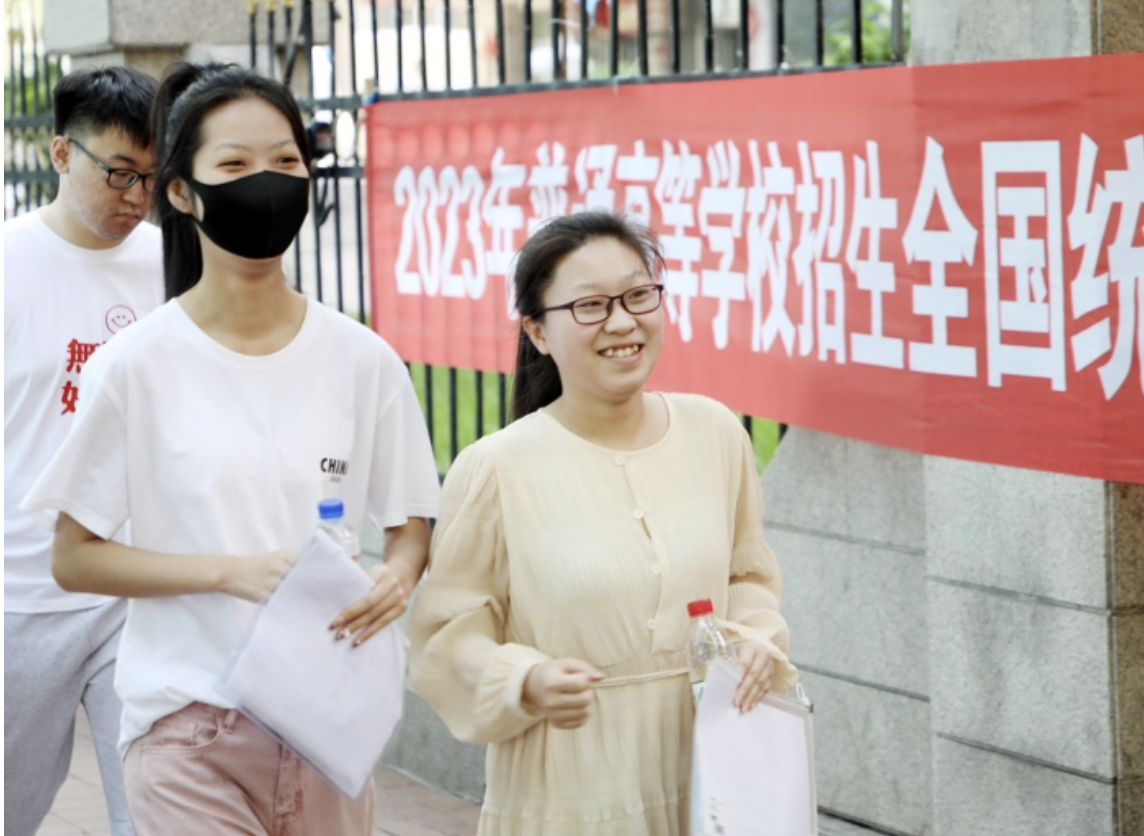 高考进行时这些画面令人动容,高考图片为高考加油