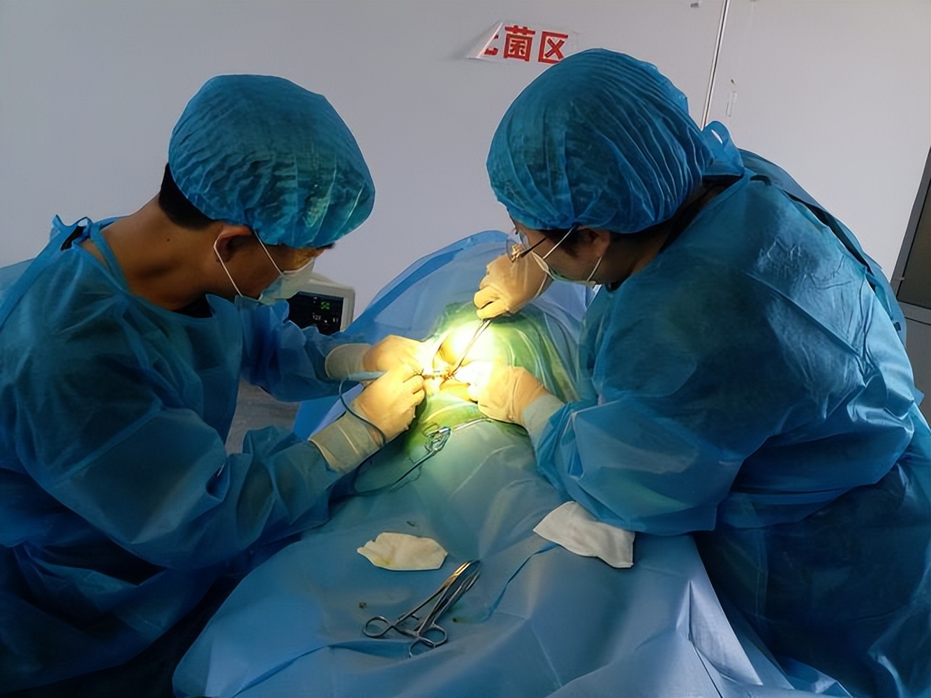 新龙甘消炎膏对痔术后疼痛及水肿的相关效性随机对照临床试验