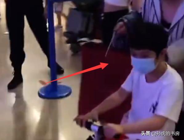 baby机场小海绵曝光,网上晒出angelababy陪儿子小海绵