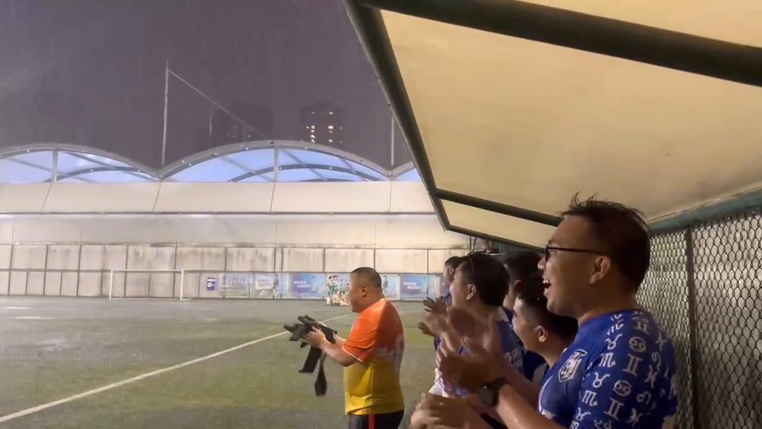 Fun-π丨雨中唱响生日歌足球狗的浪漫有几多？