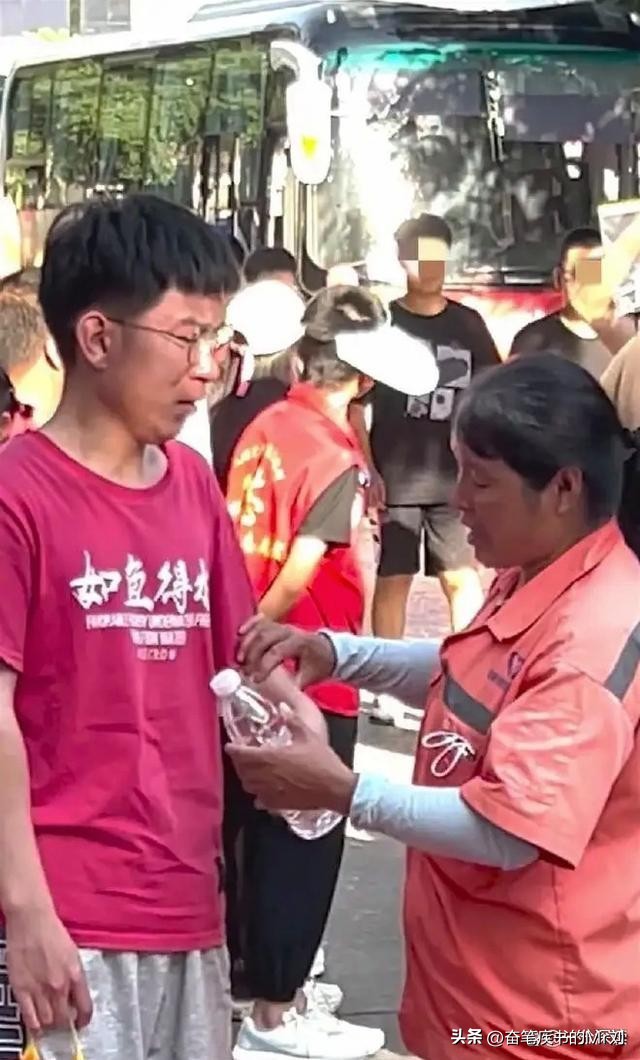 高考最美环卫工妈妈和两个儿子,高考最美环卫工妈妈儿子报考学校