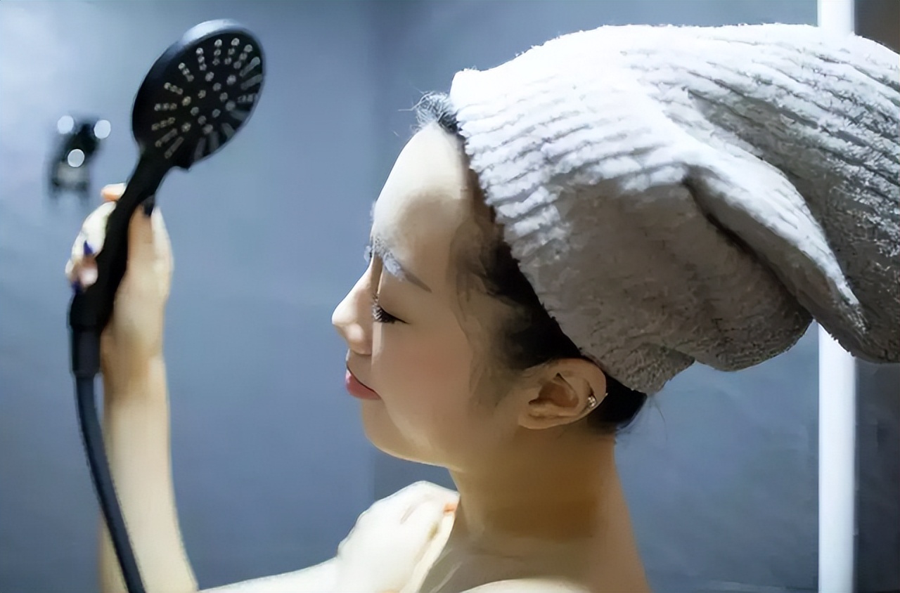 女生洗澡时会站着撒尿吗？别不好意思，看看对身体有益还是有害