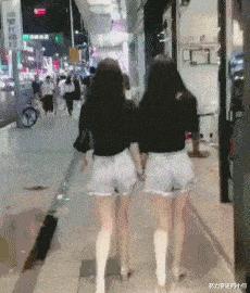 女生上学和出去玩的区别,女生在上课穿校服