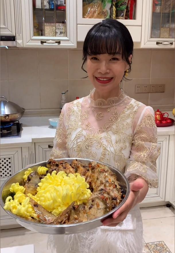 网红富婆盘点：一顿家宴抵半年工资，结婚就送200万宾利