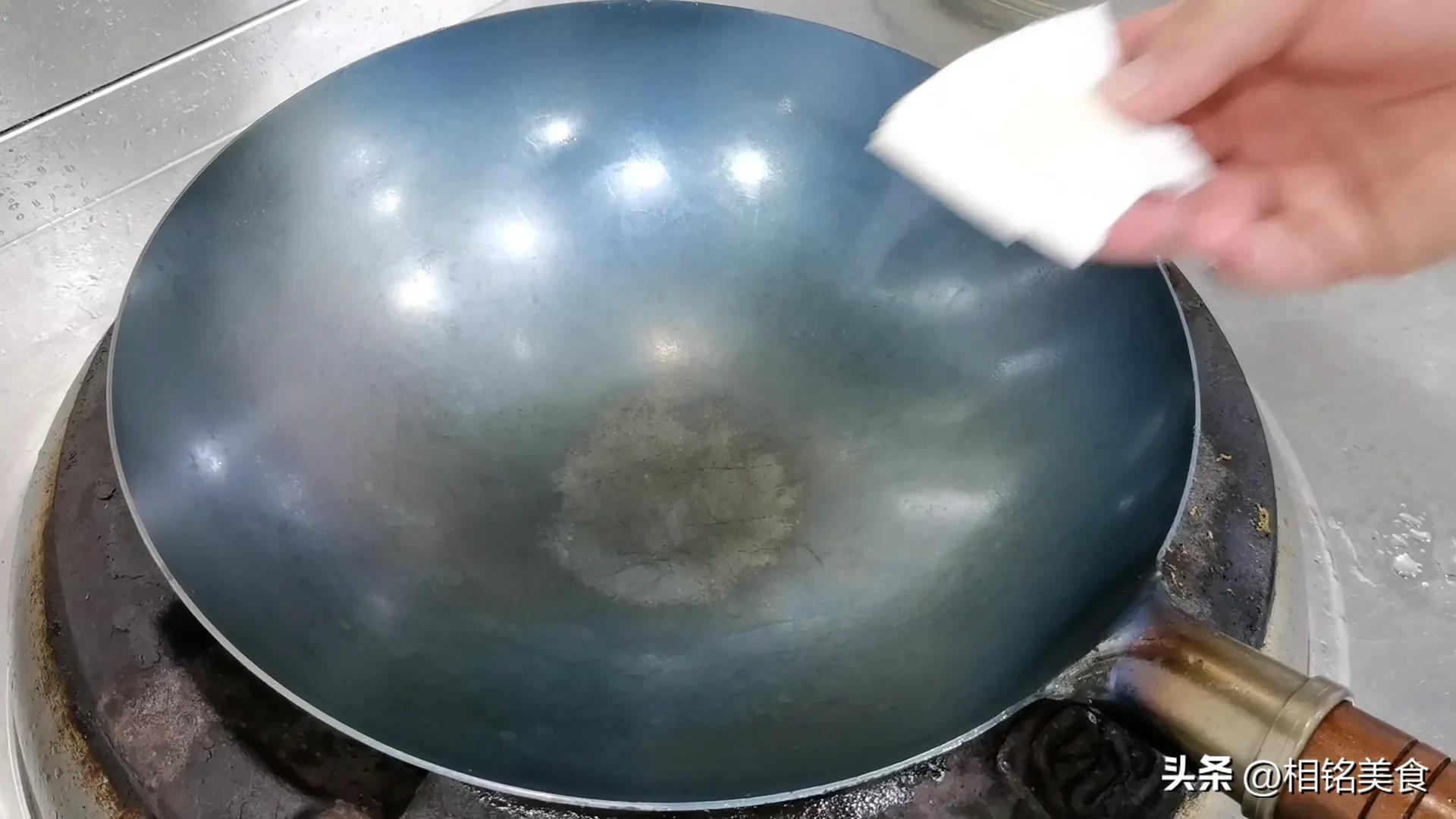 新铁锅怎样开锅小妙招视频,不粘锅的铁锅最佳开锅方法