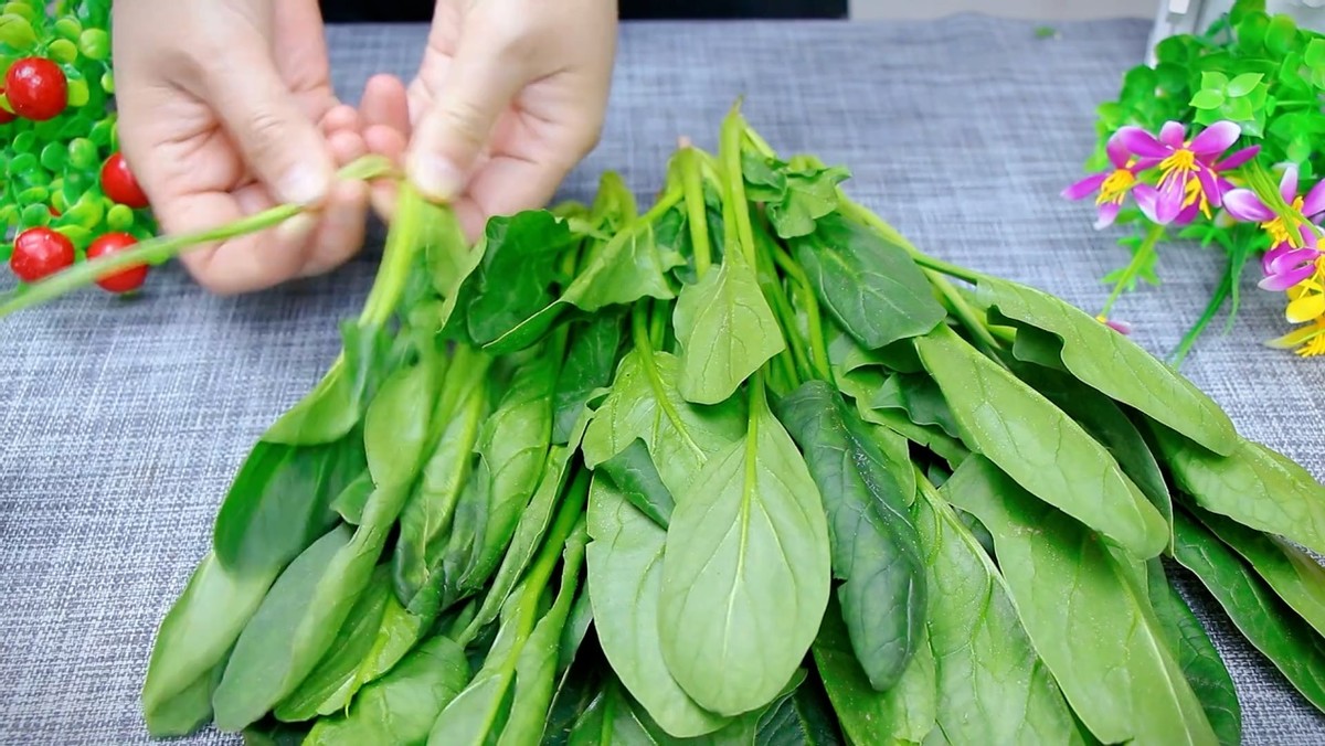 人体缺少哪种维生素会白头发,人体缺什么维生素会长白发