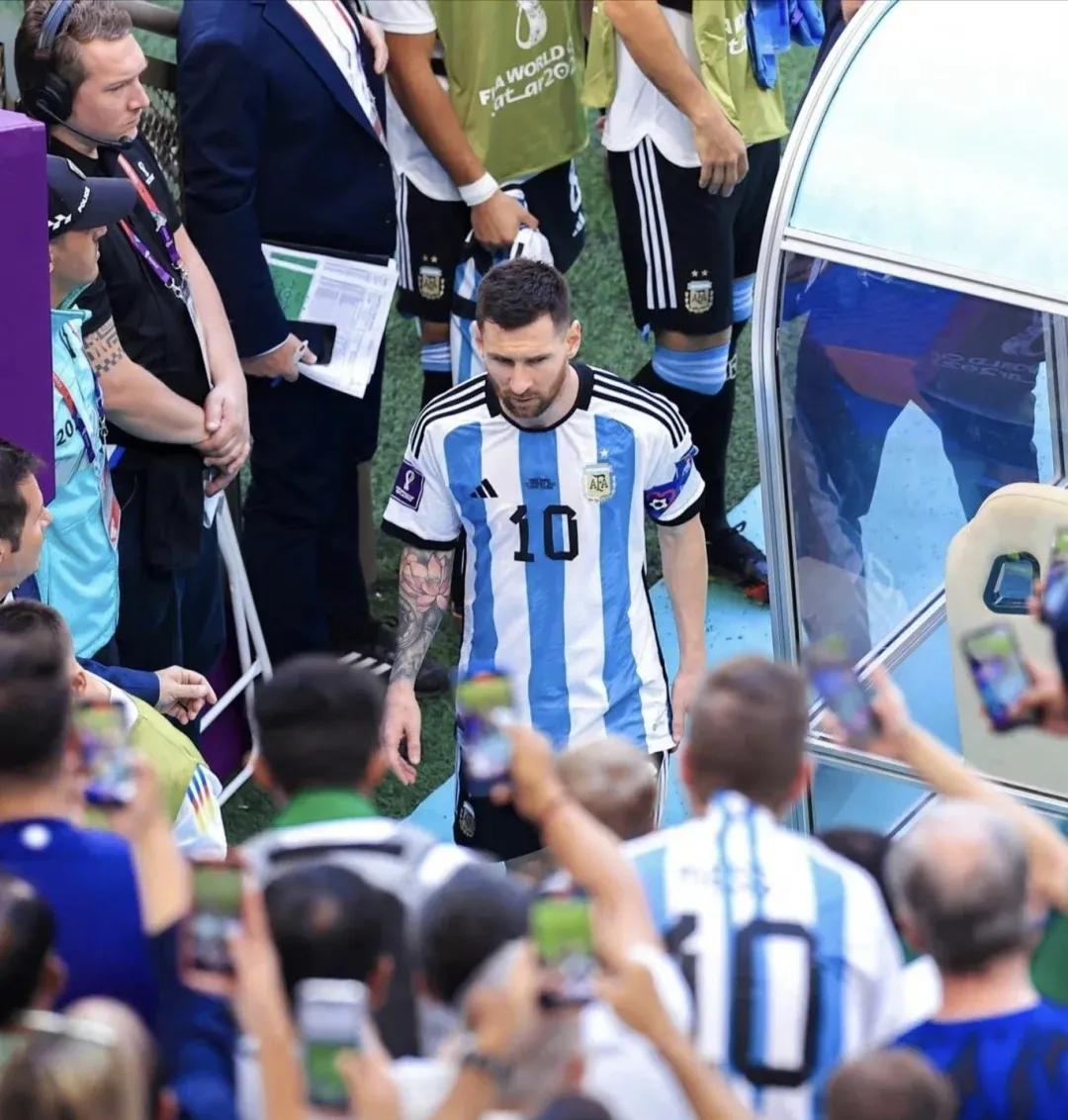 梅西从小展现的足球天赋,从侏儒症到球王梅西的传奇人生