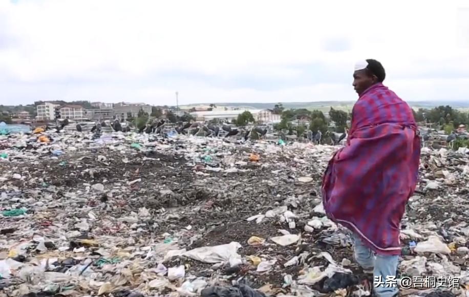 非洲男孩每天喝“胶水”，终日与蚊子相伴，被人称为“僵尸男孩”