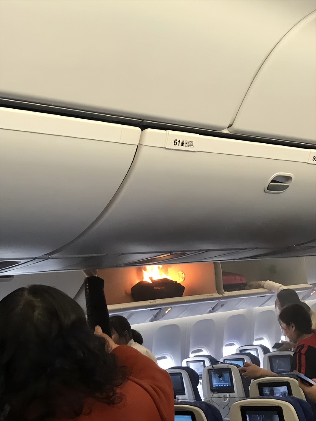 飞机上带的充电宝爆炸怎么处理,充电宝带上飞机有什么危险