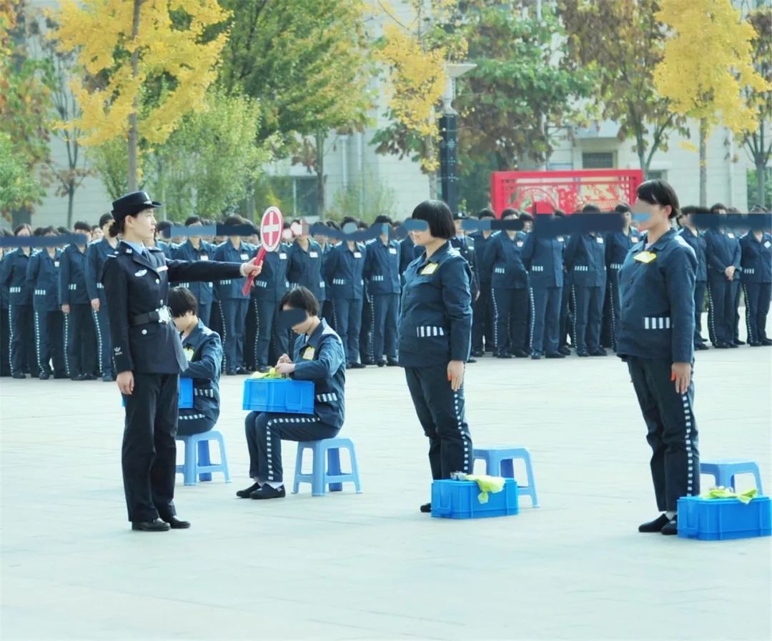 老公坐牢10年我怎么办,老公坐牢12年该怎么办