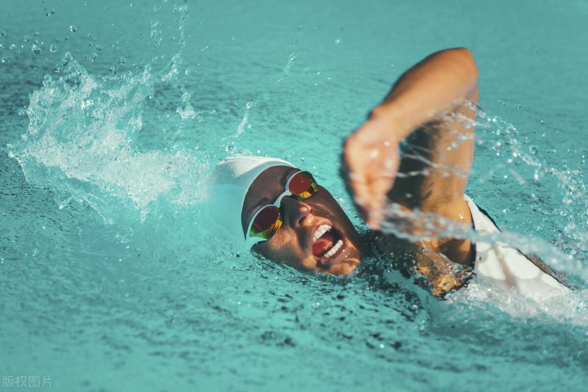 游泳时耳朵进水出不来怎么办,游泳时耳朵进水出不来