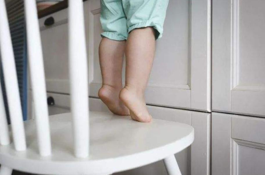 老人误用清洁剂喂娃,奶奶给孙子误喝清洁剂