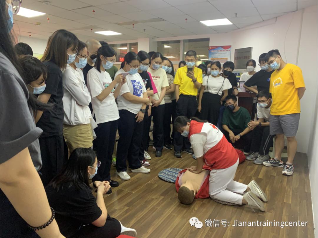 广州市红十字会2022年世界急救日宣传活动进广州地铁