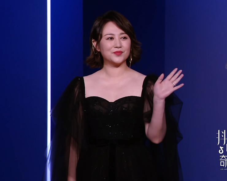 上海这一夜，内娱来了一大半，吴京谢霆锋拿大奖，冯小刚忙着交际