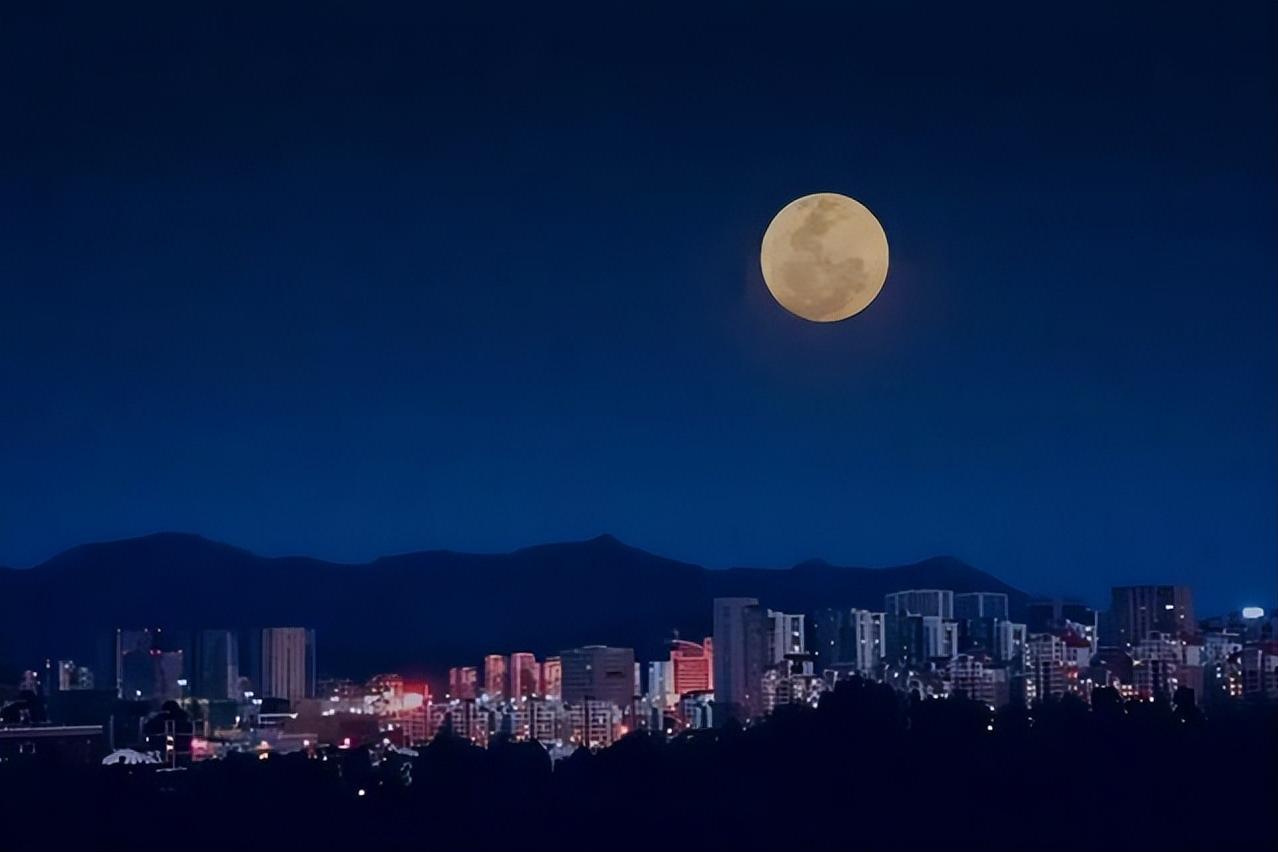 中秋共赏圆月的诗句,古今中外中秋咏月的古诗词有哪些