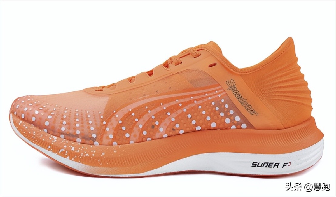 跑鞋内卷新高度：抢人抢名次争夺白热化你如何看？