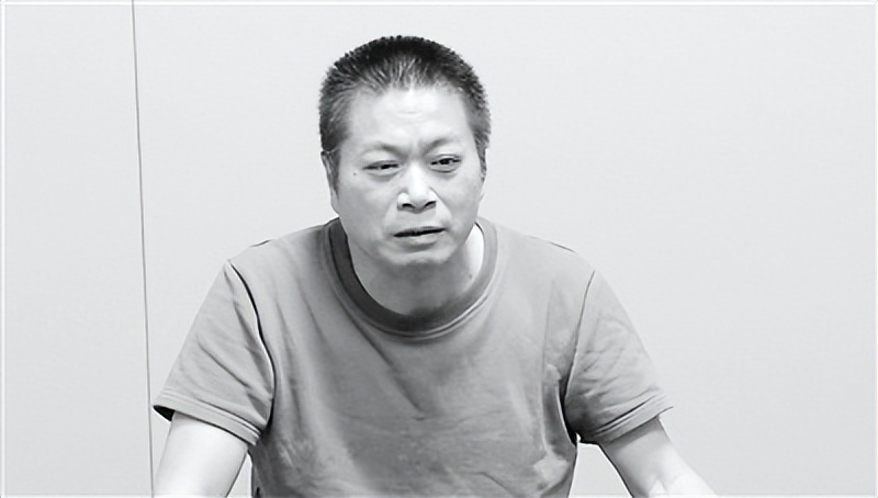 网上化身“土豪老板”，他先后30多次向商人索贿