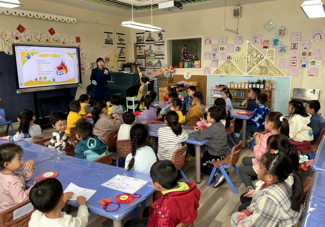 消防安全进百校宣传教育系列活动,走进学校开展消防安全宣传第一课