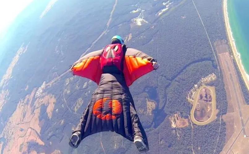 2020年,大四女生刘安在天门山翼装飞行时遇难,极限运动值得吗?