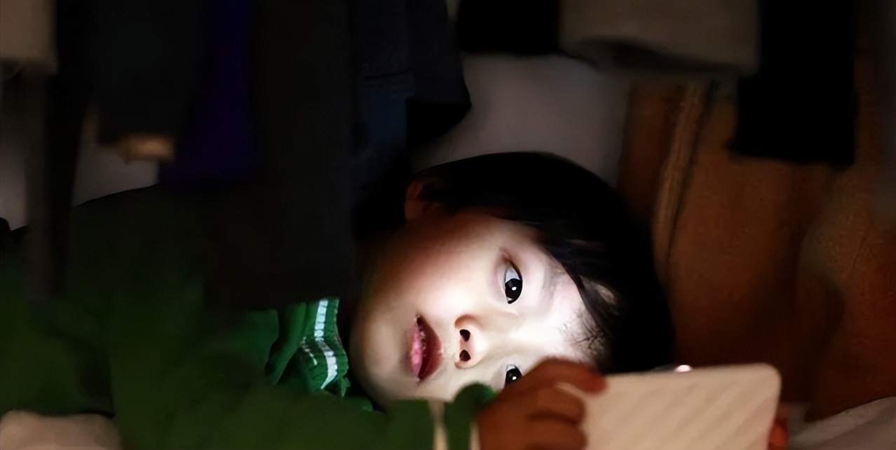 14岁女儿躲房间偷偷看“小视频”,被妈妈抓到,妈妈的反应绝了