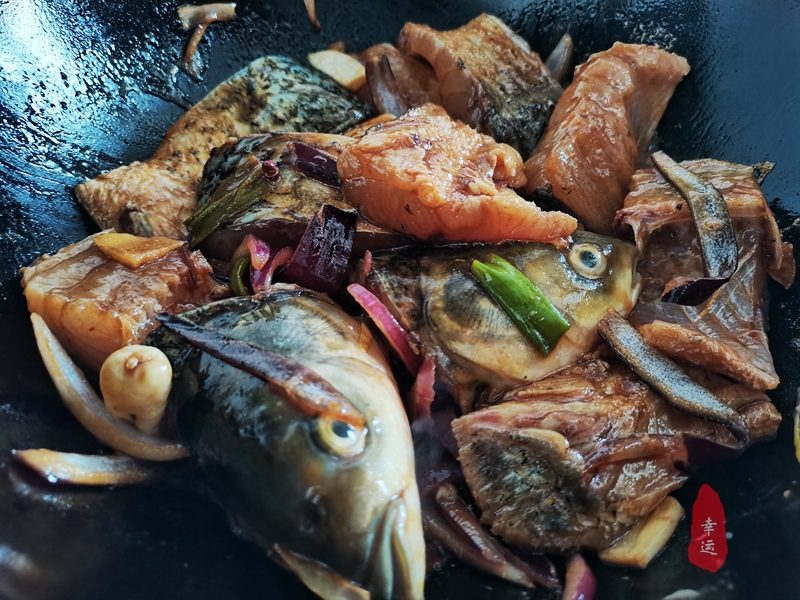 草鱼这样吃才过瘾教你秘制做法,草鱼这样做鲜嫩又多汁特别下饭