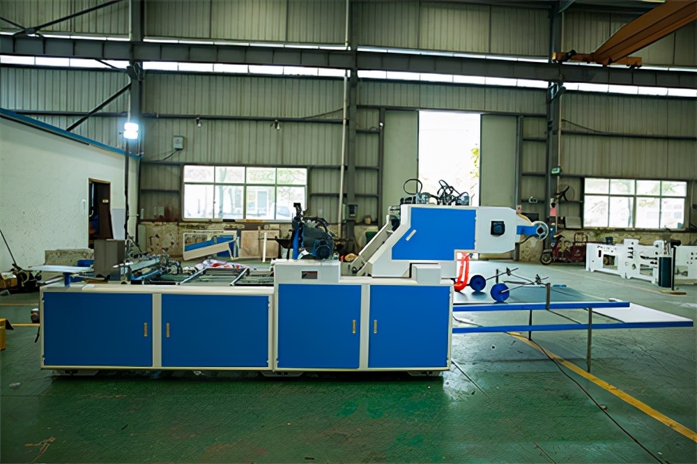 安庆永华机械印后加工设备—自动贴膜机在包装行业保持竞争优势