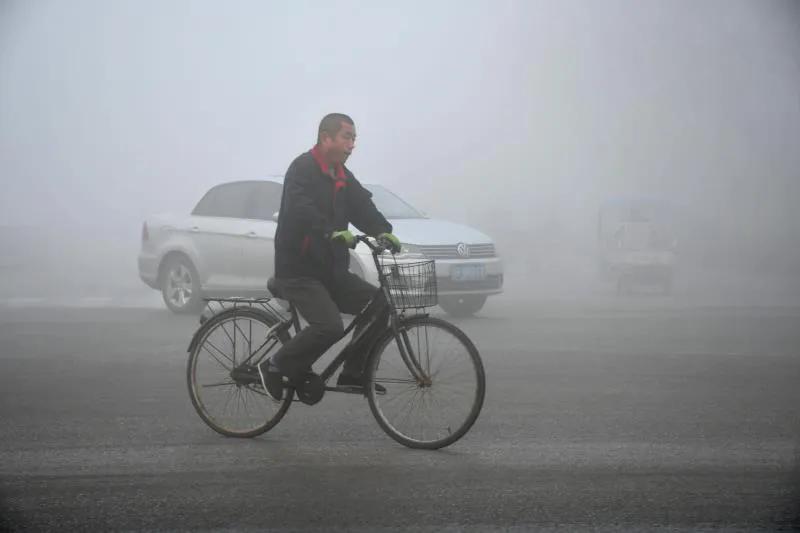 山东茌平：今晨大雾迷漫“鲁西小城路上行车都亮起了雾灯