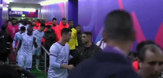 梅西进球c罗滑跪,梅西进球c罗跪滑图