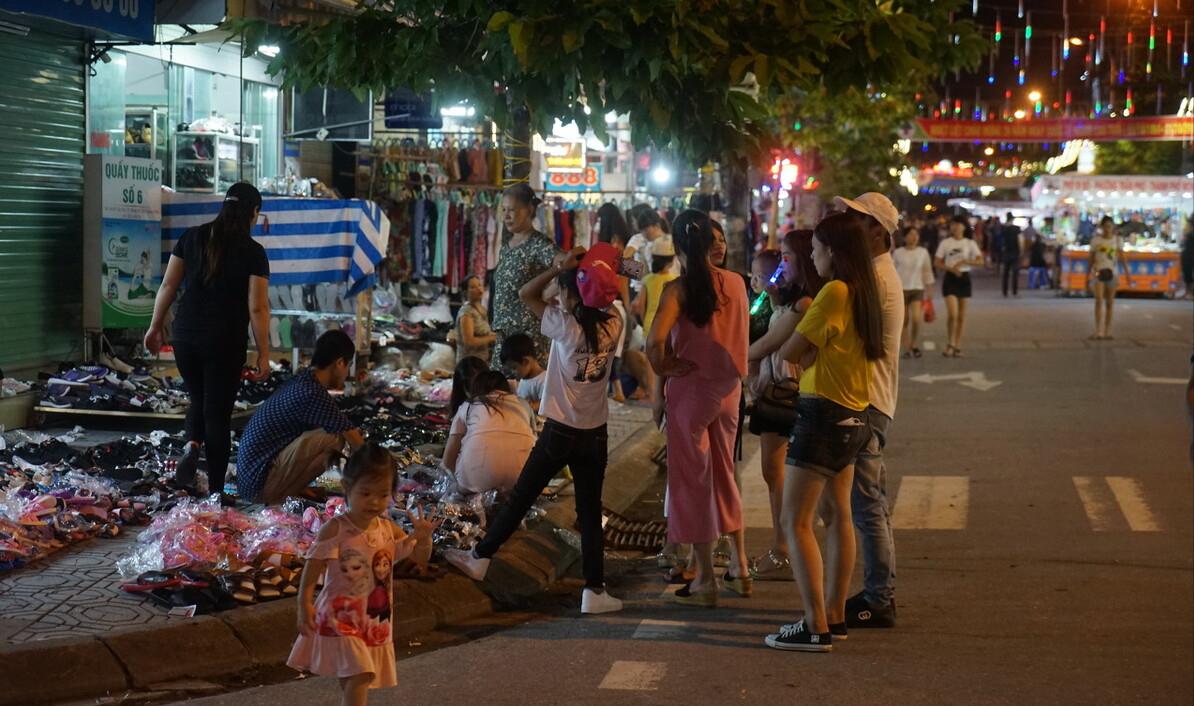 芒街“奇特”景象，很多人在街头摆钱卖？当地人：为方便中国游客
