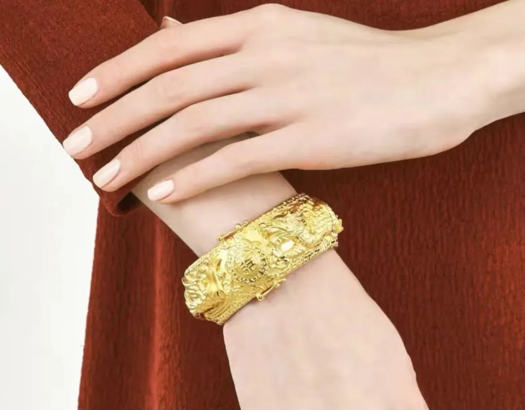 何超莲婚礼礼服珠宝,何超莲收藏的珠宝