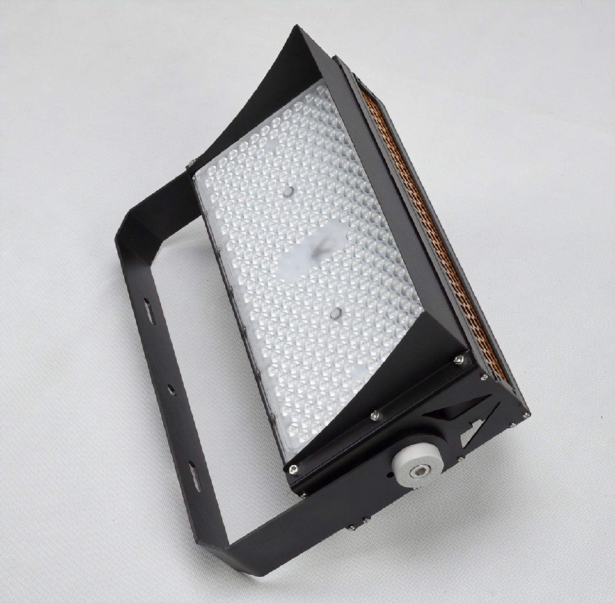 又一大学灯光项目改造完成！这家国货之光体育灯品牌有何过人之处