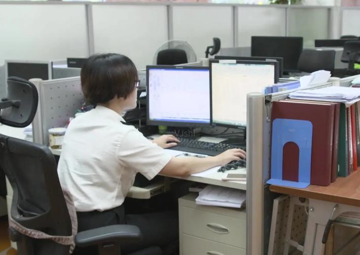 男公务员女富二代合适吗,女公务员与男公务员发展前景