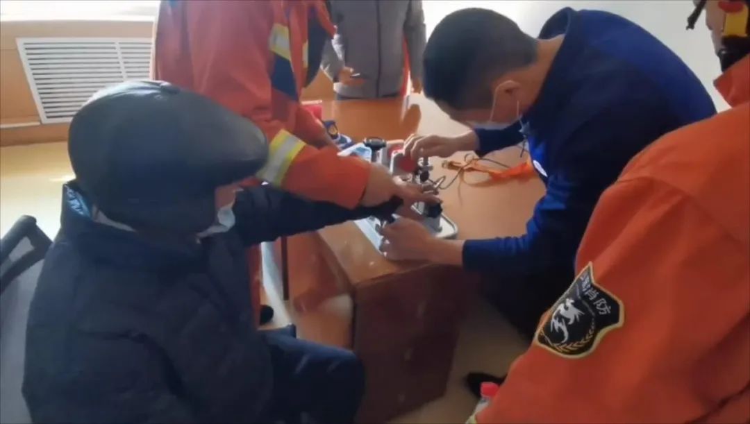 70岁老人戒指卡手原视频,老人戒指卡手指视频