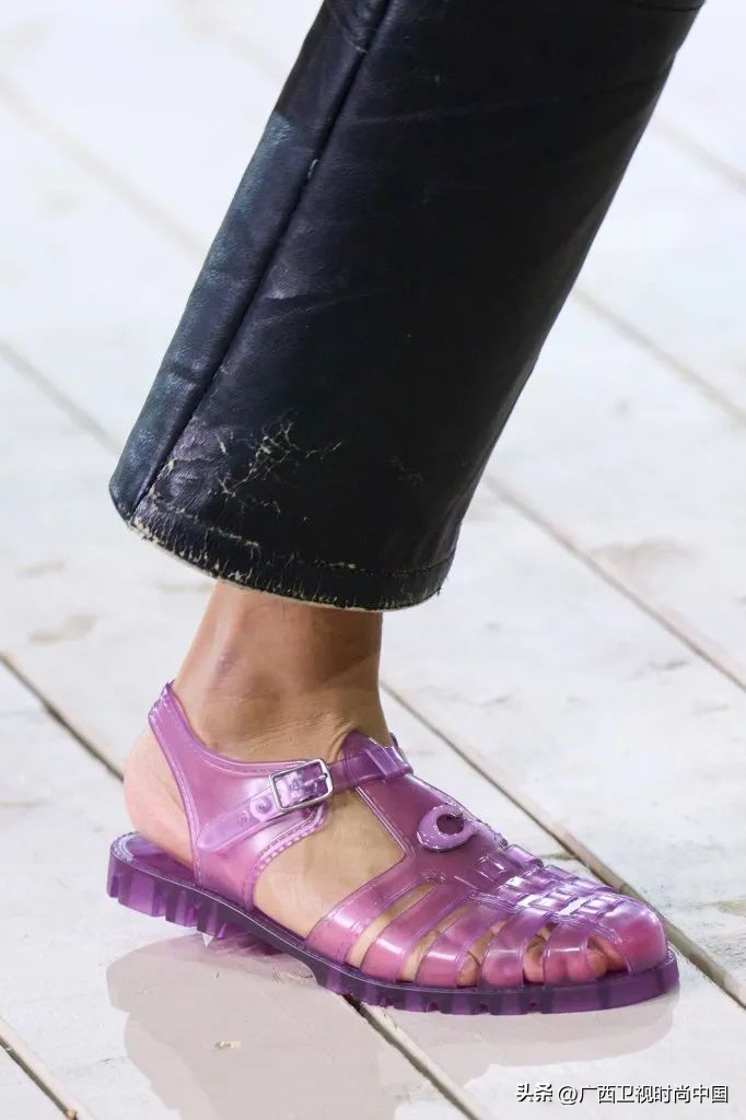 那些秀场上的“丑”鞋子