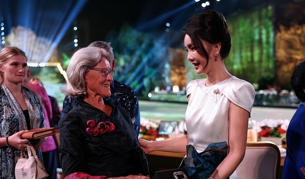 韩第一夫人穿军装,韩第一夫人年轻照片