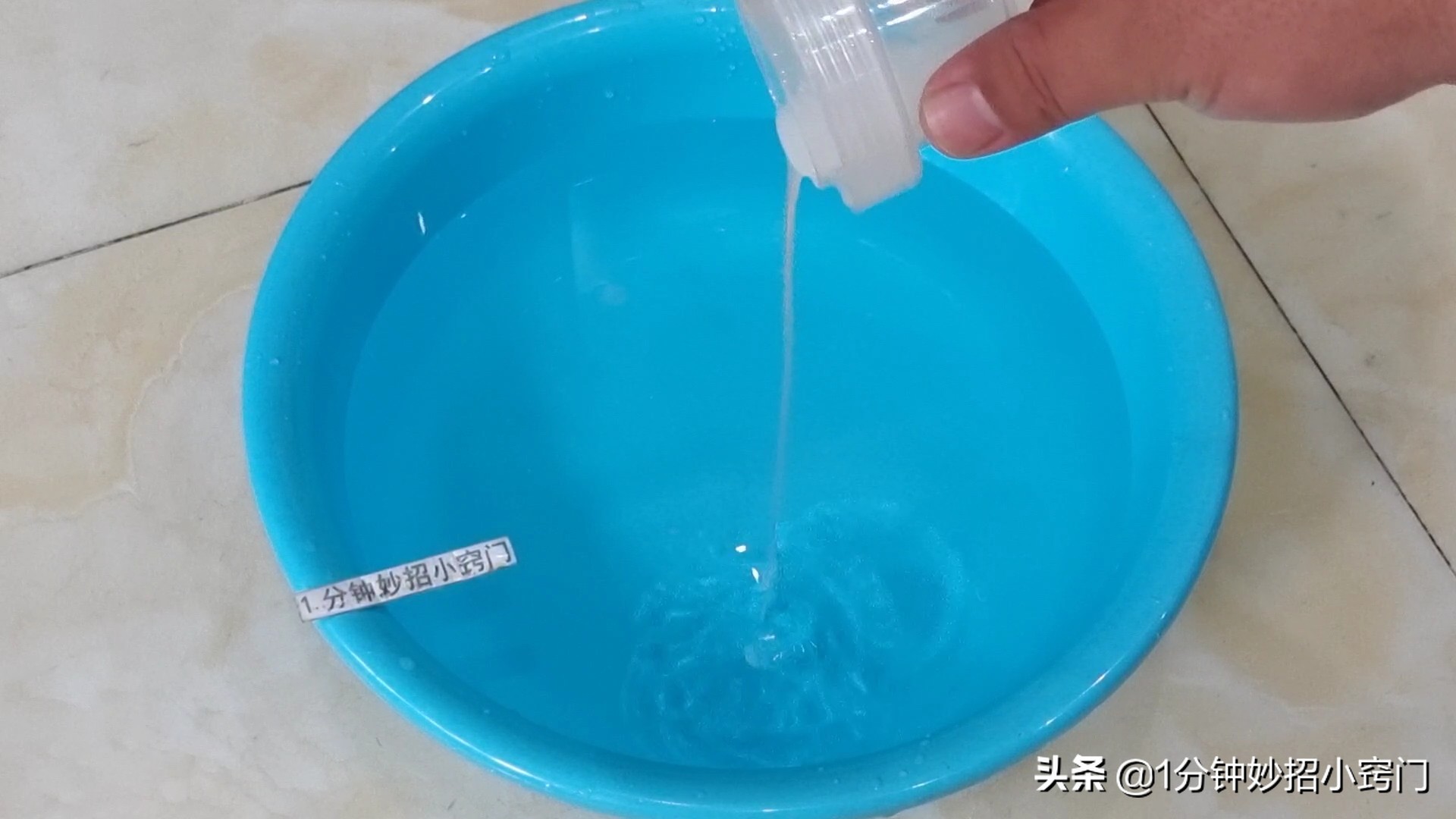 什么办法地板拖得更干净不会耐脏,地板清洁剂清水拖地