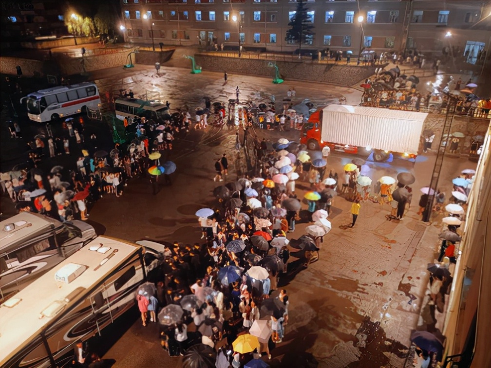 脱离饭圈后,站姐、“私生”与数据女工去哪儿了?