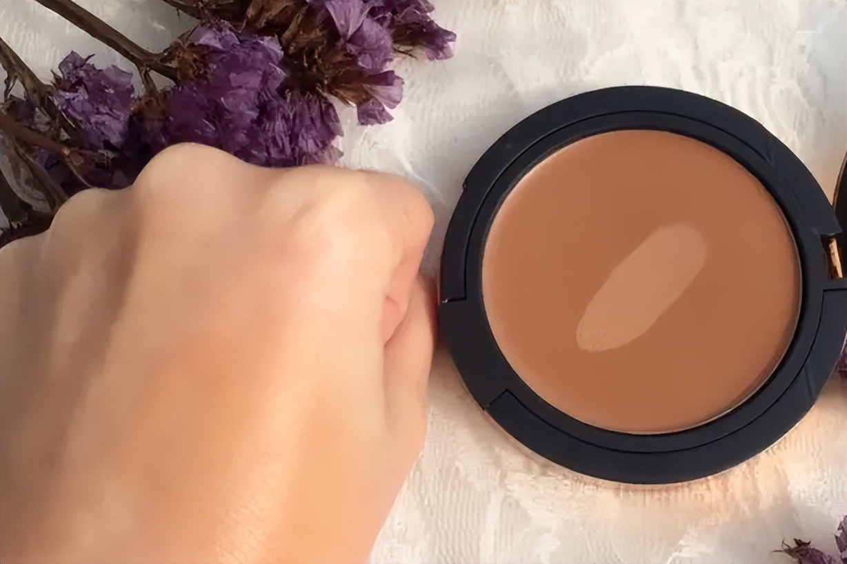 如何打扮自己又年轻又时尚,如何打扮自己才能吸引男性