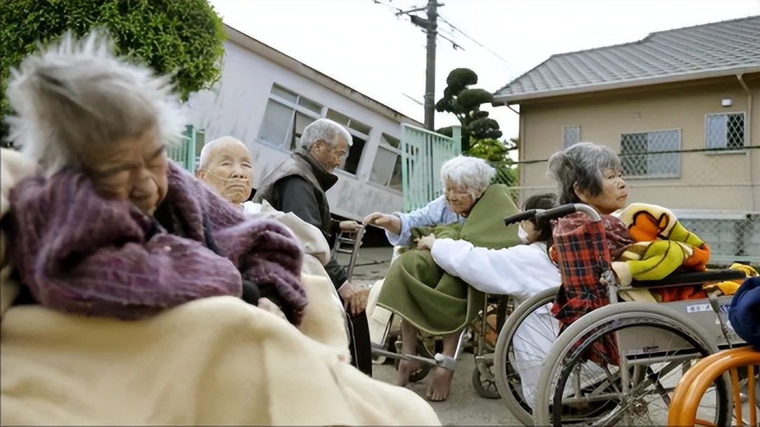 日本色情行业挤满了70岁老人,社会老龄就业问题,值得中国警示