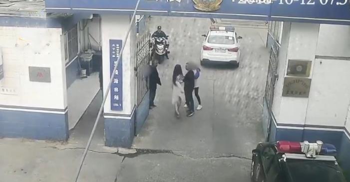 上厕所被拍*处私***底卧**记者：获取视频如“网购”*拍偷**是一种癖好？