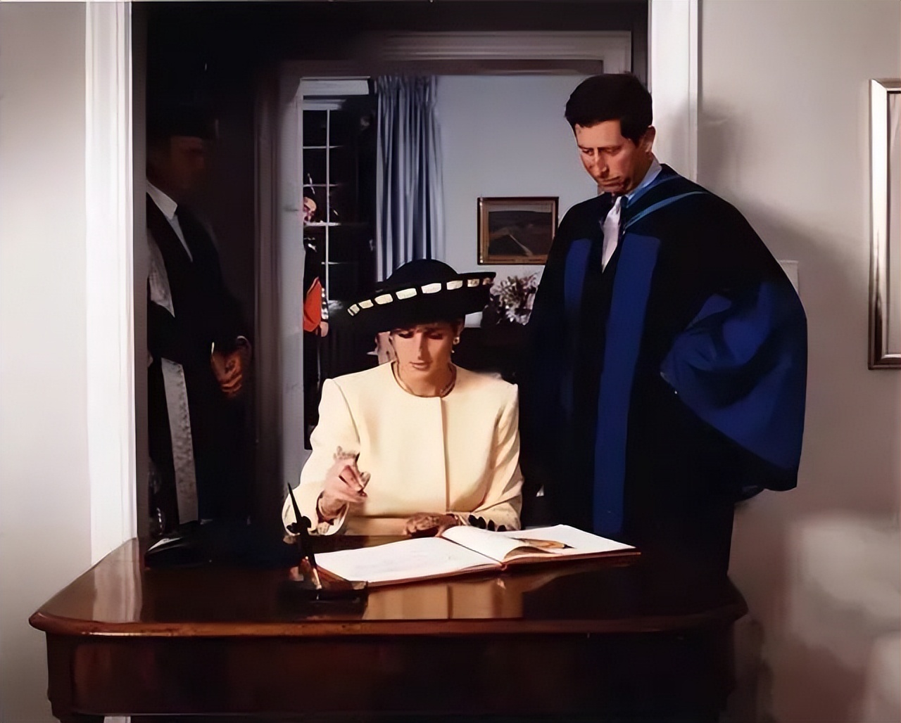 戴安娜离婚时候威廉多大,戴安娜离婚后还保留王妃头衔吗