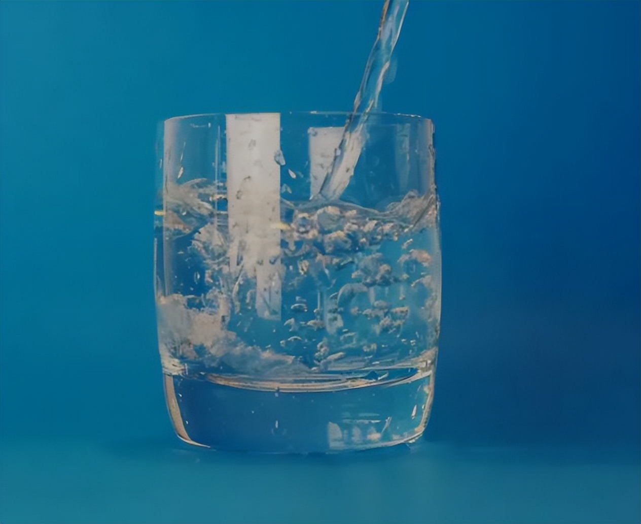 喝水是热水兑冷水还是冷水兑热水,喝水时先倒热水还是先倒冷水