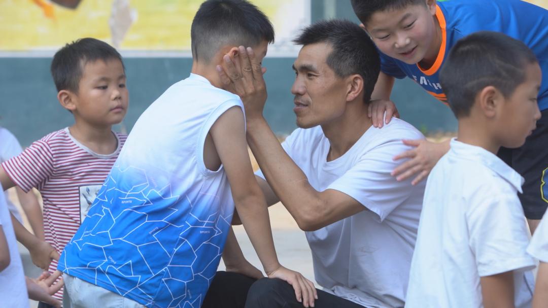 80后“校长爷爷”张鹏程放弃高薪，垫14万修学校，他图啥？