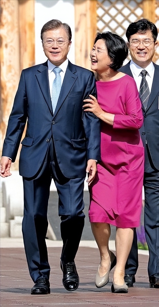 文在寅夫人奢侈品,韩国文在寅夫人42套大衣图片