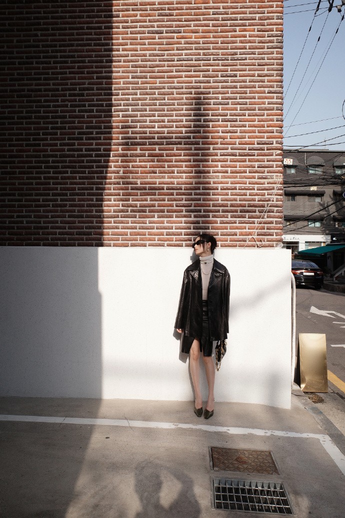 刘雯和倪妮在首尔街头争艳！一个惊艳气场强大，一个酷飒风情十足